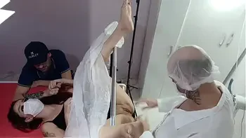 Marido leva esposa para examinar e foi traído ali mesmo ginecologista safado!