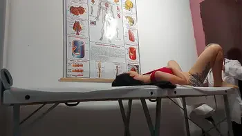 Ginecologista enfia dedo no cu e fode paciente!