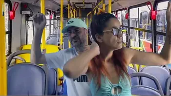 Jovem estudante encoxada e fodida no ônibus em público!