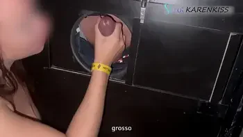 Coroa do pau grosso ficou humilhando o corno enquanto me fudeu de quatro no gloryhole - KARENKISS