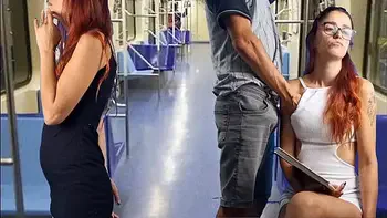 Safada estudante deixa estranho encoxar sua bunda em público!