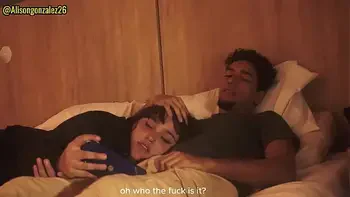 Mirando Netflix con mi hermanastra pero no pude evitar meter mi pene en su boca, casi nos descubren!!