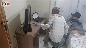 Safada dona de casa recebe manutencista depravado!