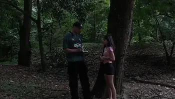 chica se encuentra a un desconocido en la calle y la seduce para ir a su casa a follar . real