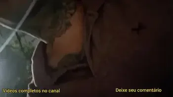 Tirei pau pra fora e bati punheta no ponto de ônibus ao lado de uma garota!