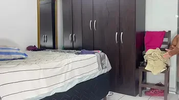 Fodendo a mini buceta da anãzinha e o cozinho dela pela primeira vez. (COMPLETO NO RED E NO CHER)