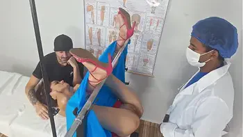 Médico dotado fode esposa do corno por trás!