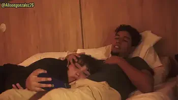 Tengo sueño hermanastro, dejame acostarme en tus piernas, pero no metas tu pene en mi boca por favor!!