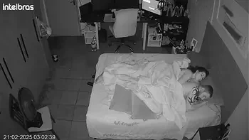 Eles fingem esquecer a câmera como loucos no quarto