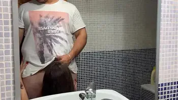 Antes de ir al cine con mi novio , tengo sexo con mi padrastro gordo de 46 años en el baño