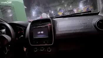 Casal para na rua e transa no carro