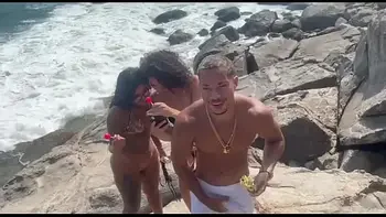 Praia de nudismo sexo explícito com as gostosas