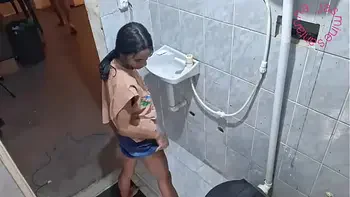 Dando o cuzinho no banheiro enquanto a amiga está do lado esperando tudo acabar