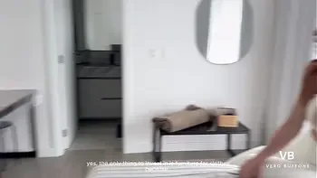 Agente inmobiliaria se toma la leche de su cliente