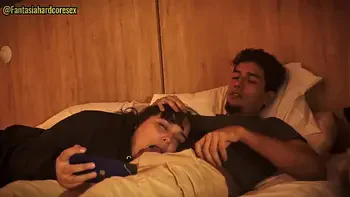 No puedo dejar de tocarme y tuve que poner mi pene en la boca de mi hermanastra (por poco nos descubren)