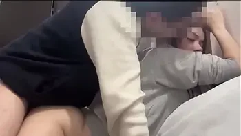 FLACA CALIENTE MONTA VERGA SIN PARAR HASTA DEJARLE LA VERGA SECA DE SEMEN A SU PADRASTRO