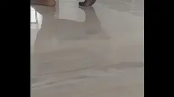 Turbanli naylon çoraplı olgun kadın yerleri siliyor