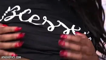 Alexis Avery fingers her juicy pussy