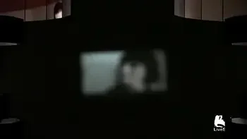 Sofia Cucci in latex fa seghe multiple a tutti i clienti in un cinema