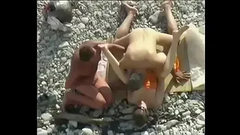 Трио на диком пляже