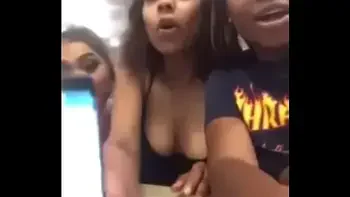 Novinhas doidas mostrando os peitos no McDonald's