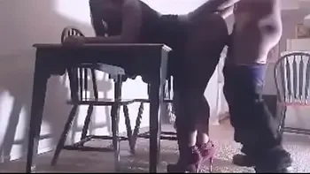 Grabo a mi mamá cojiendo con el vecino