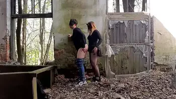 Лучший лубрикант - это его конча! Публичная ебля страпоном на заброшке.