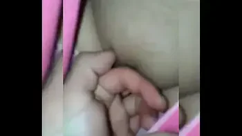 Entro a su casa y la masturbo mientras su madre duerme - b. demon