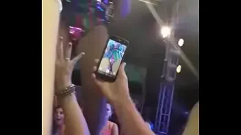 Valesca Popozuda mostra a buceta em show