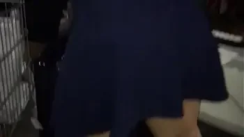 Esposa gordinha gostosa safada vai ao Mercado com o Corno que filma ela mostrando a Bunda 1