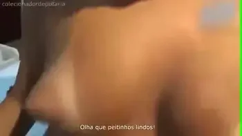 Esposa novinha iniciante transando e conversando com o corno.