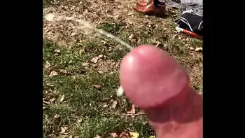 Buiten in openbaar masturberen met publiek