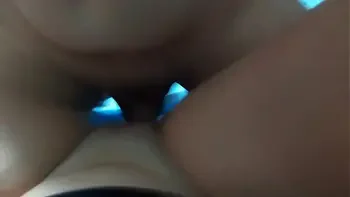 Corno limpando esperma na buceta da esposa