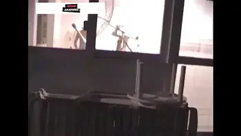 s saem de festa discretamente mas sao descobertos fodendo na varanda da cobertura