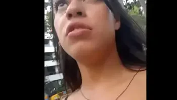 Novinha safada gozando no meio do parque público em Barcelona !