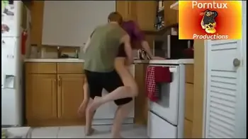 hijo se aprovecha de mama en la cocina