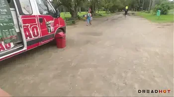 Safada tomando no cuzinho no parque em publico! - Dread Hot