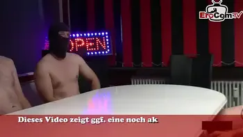 junges dünnes Mädchen wird beim gangbang von 33 alten Männern besamt