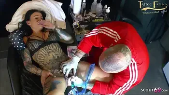 Deutsches Teen Snowwhite lässt sich die Fotze tätowieren und lutsch noch Schwanz dabei