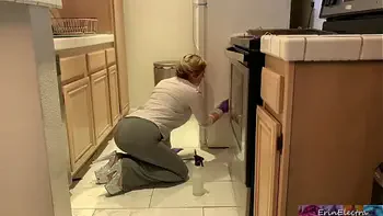 Stepmom is horny and stuck in the oven - Erin Electra