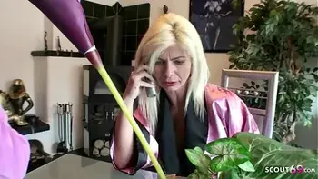 Mutter und Tante überfallen Sohn vom Freund für Blowjob im FFM Dreier - German MILF