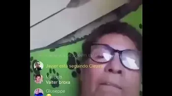 Velha mostrando o peito e passando a mão na xota na live