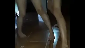 Me Como A Mi Vecino Mientras Mi Marido Trabaja