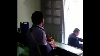 mamada rapida detras del mostrador