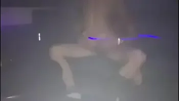 Esposa putinha na BALADA LIBERAL, transando no camarote com novinho. Depois foi pegar uma bebida no bar outro amigo pegou ela apoiada no balcão do bar. Cornodapimenta filmando tudo.