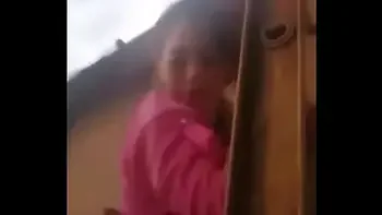 Señora latina en tanga