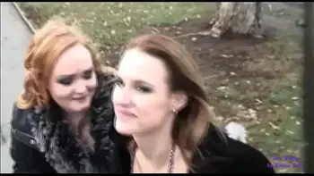 Due amiche aspettano l'autobus e una delle due accetta dei soldi per scopare nel bosco