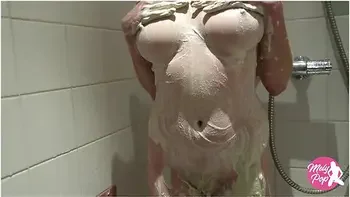 Petit Essai Dargile Blanche Sous La Douche