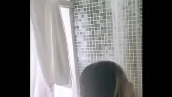 Anitta Vaza Seios Enquanto Toma Banho