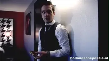 Mila Milan neukt met de baas